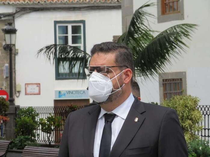 Diego Ojeda, concejal de Servicios Sociales, este mediodía en el minuto de silencia en la plaza de San Juan por las víctimas de la pandemia (Foto TA)